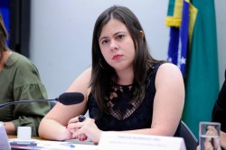 Para especialistas, ampliação do porte de armas de fogo pode aumentar riscos para mulheres