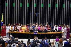 Posse das deputadas marca crescimento de 18% na bancada feminina