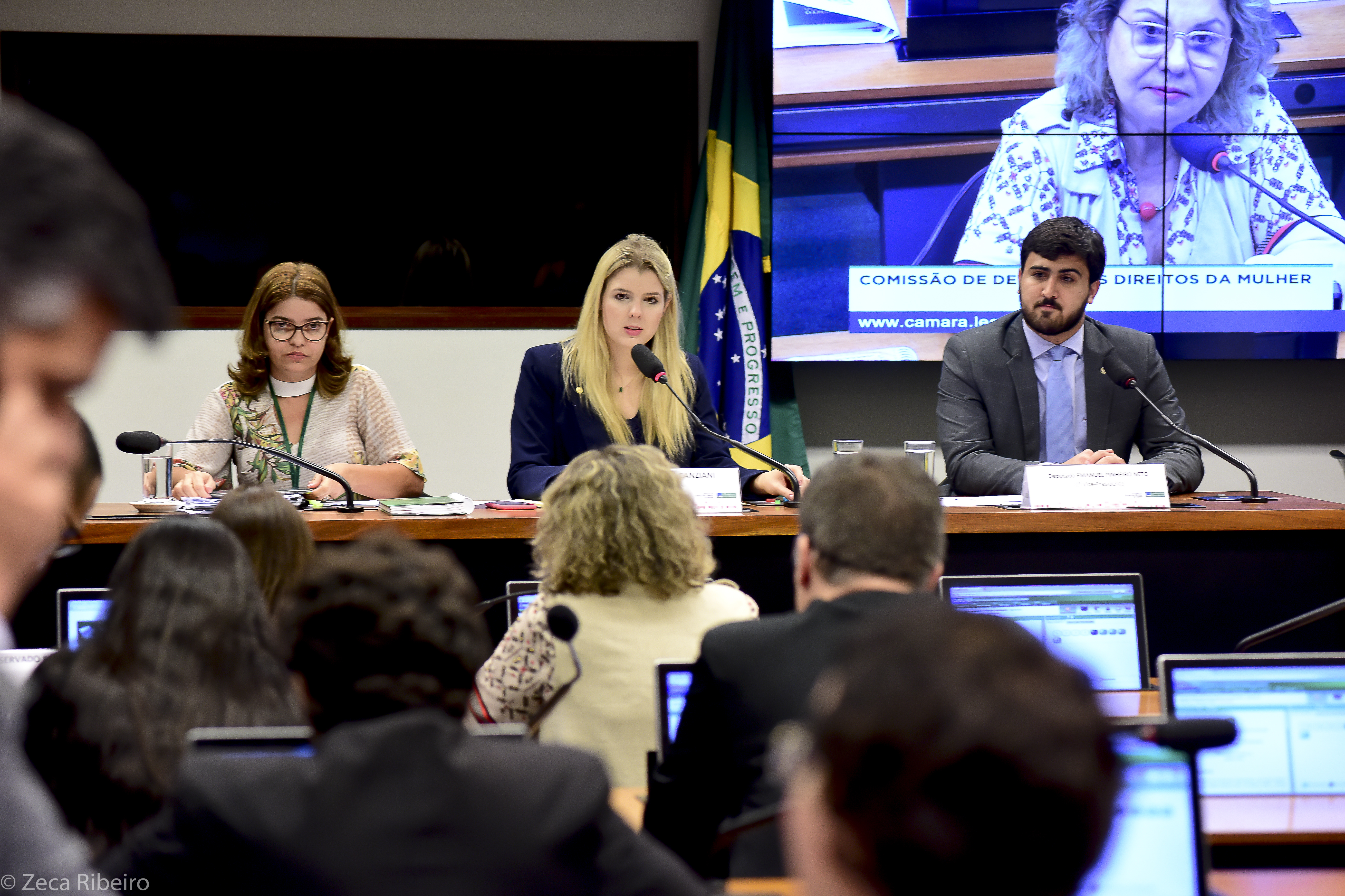 Na reunião deliberativa do dia 03/04 foram aprovados requerimentos convidando a Ministra Damares Alves a participar de audiência pública na CMulher.