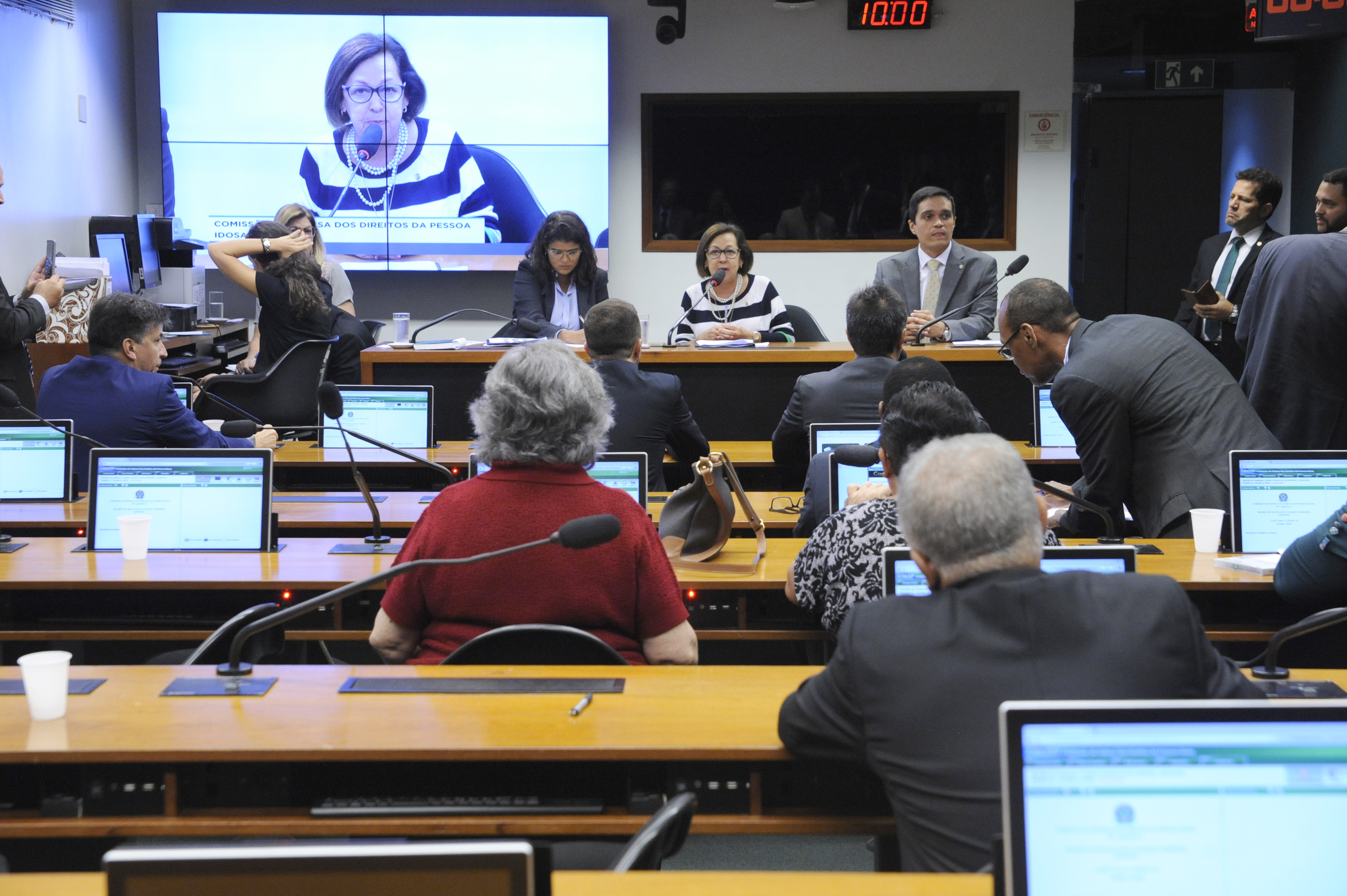 Conselho defende orçamento específico para atender idosos