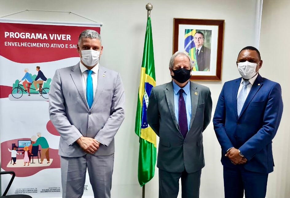 Em encontro no Ministério das Mulheres, da Família e dos Direitos Humanos, Presidente defende a vacinação de idosos 