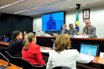 Na Mesa encontram-se os palestrantes Dr. Aderivaldo Cabral Dias Filho - Presidente da Seccional da Sociedade Brasileira de Urologia - SBU e o Dr. José Carlos de Almeida - Ex-Presidente da Sociedade Brasileira de Urologia – SBU e o Deputado Dr. Jorge Silva, autor do requerimento. Na platéia, pode-se ver os Deputados Aelton Freitas, Presidente dessa Comissão, Zenaide Maia e Eduardo Barbosa.