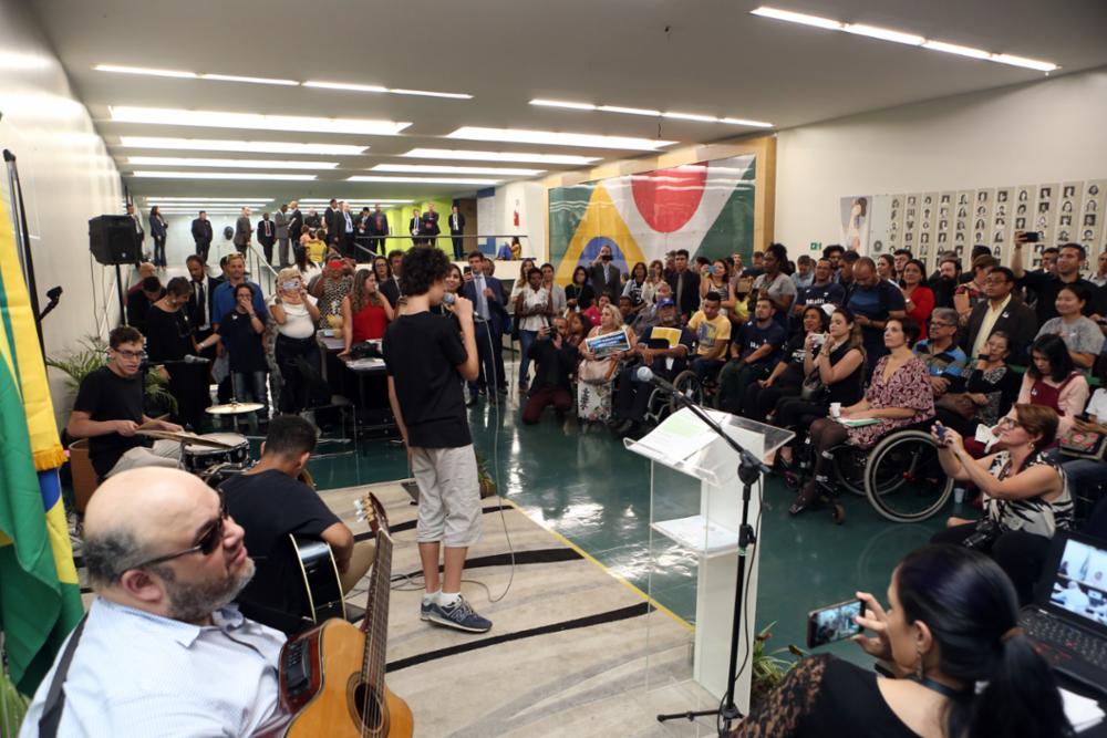 Ato homenageou pessoas com deficiência