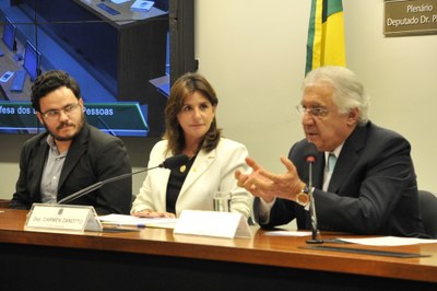 Da esquerda para a direita, os participantes da Mesa da audiência pública: Sr. Wederson Santos,  representando o Secretário Nacional de Promoção dos Direitos da Pessoa com Deficiência, o Sr. Antônio José Do Nascimento Ferreira; a Deputada Carmen Zanotto, autora do requerimento; e o Ministro Afif Domingos.