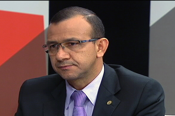 Projeto de Carlos Gomes assegura tradutor de Libras nos órgãos da administração pública