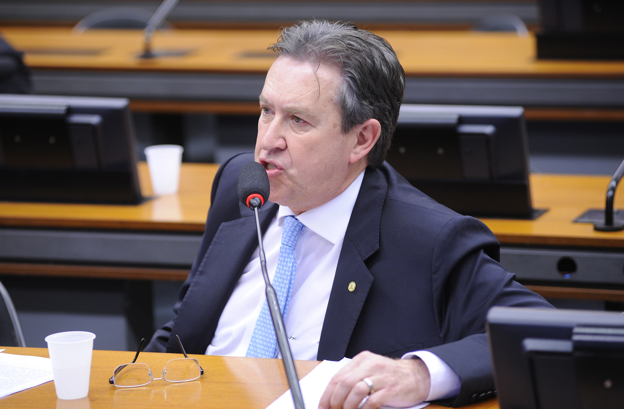 Projeto de Luciano Ducci isenta de IPI smartphone comprado por deficiente visual