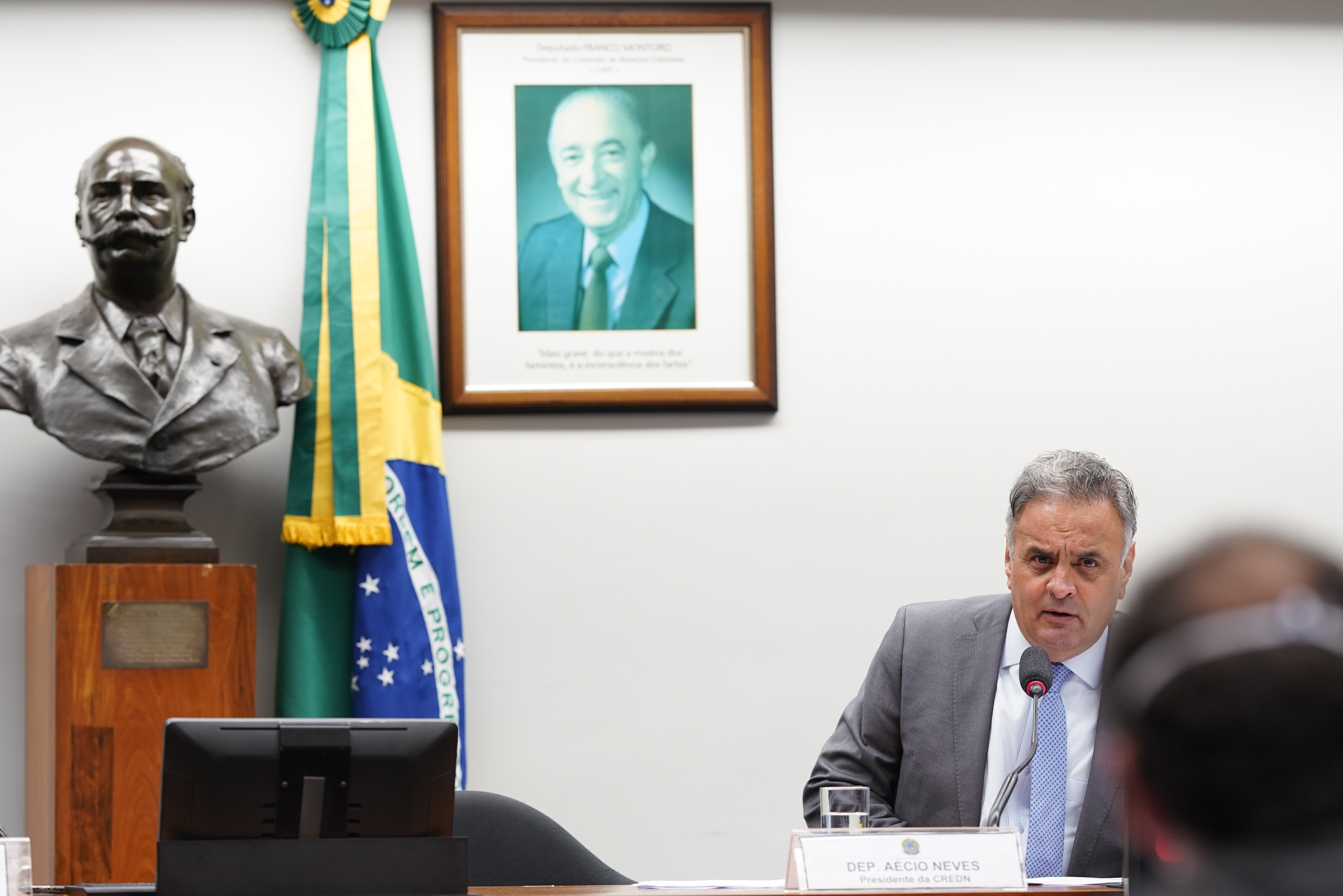 Aécio Neves defende ajuda humanitária a Ucrânia