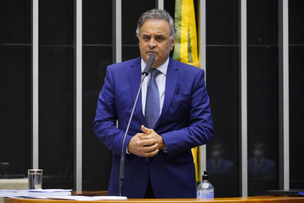 Aécio Neves destaca mudança de posição do Brasil em relação à quebra de patentes