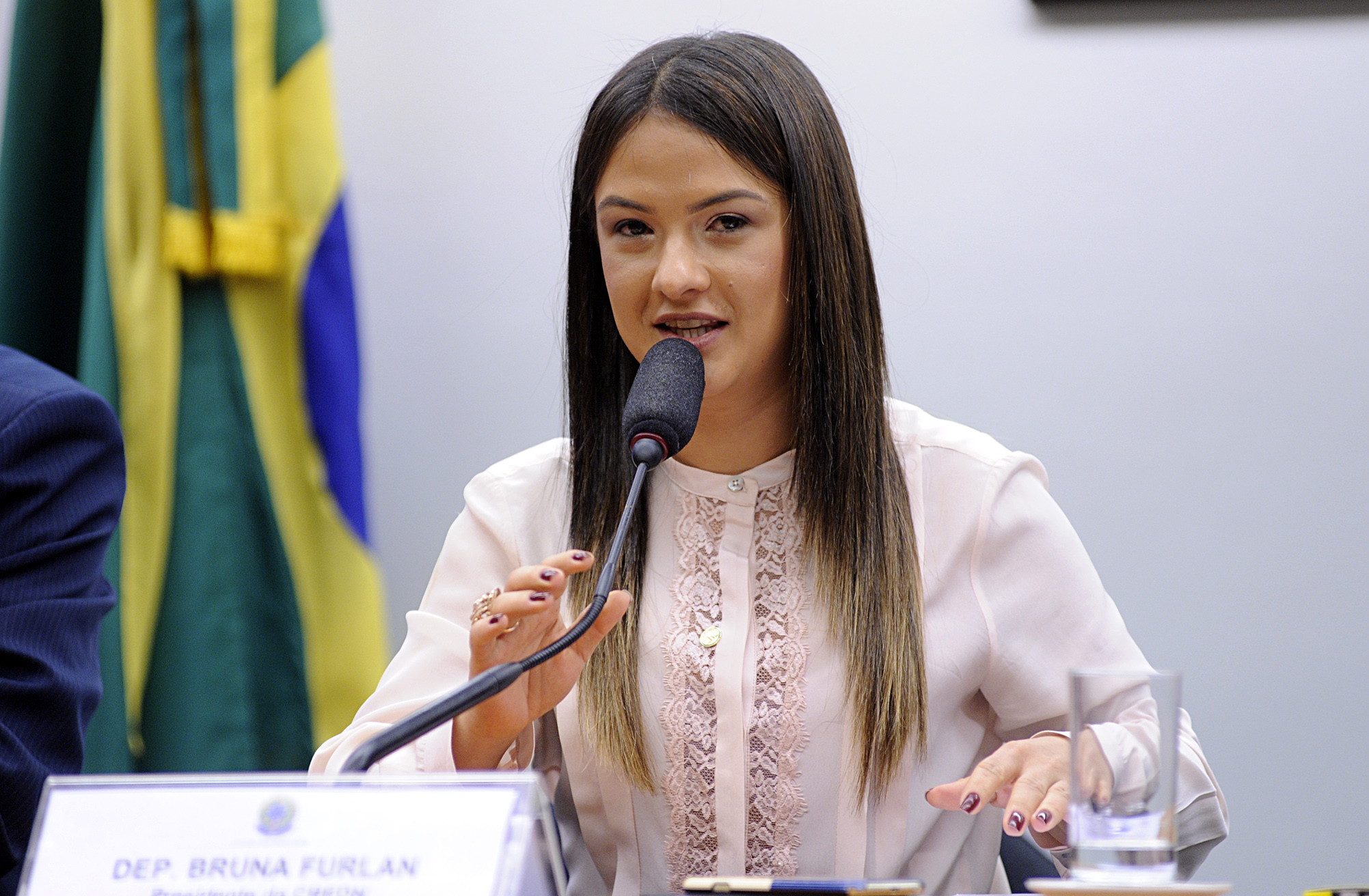 Bruna Furlan prega engajamento da sociedade civil nos assuntos de Política Externa e de Defesa