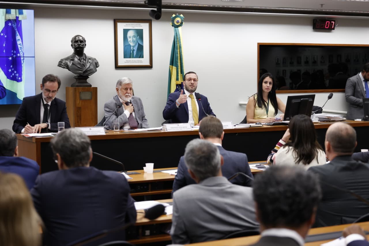 Celso Amorim afirma que EUA não querem negociar com o Brasil