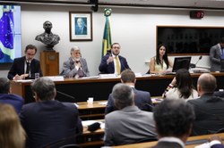 Celso Amorim afirma que EUA não querem negociar com o Brasil