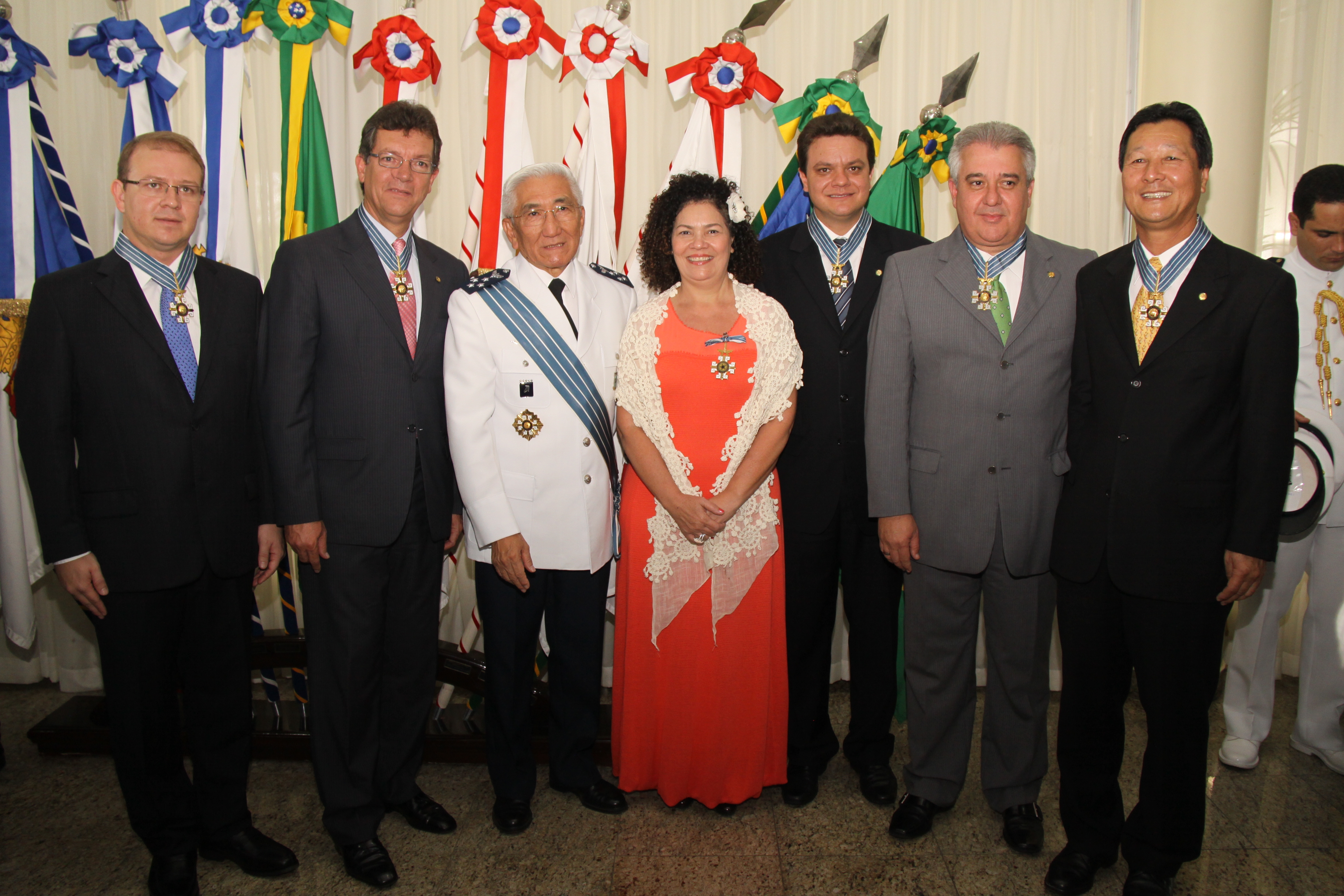 Cerimonia condecora deputados com medalha da Ordem do Mérito Aeronáutico