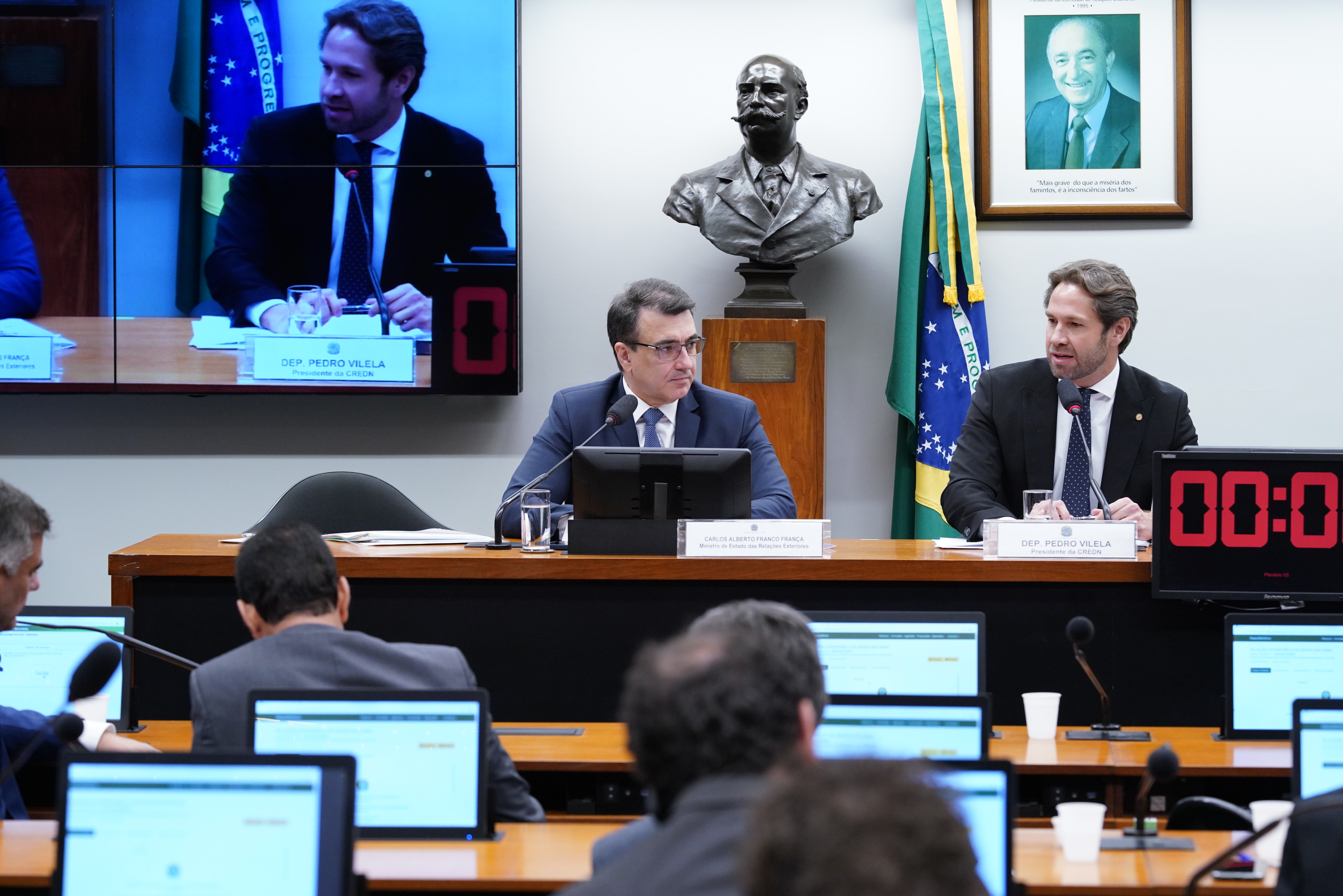 Chanceler fala por mais de 4h na CREDN e destaca avanços na Política Externa