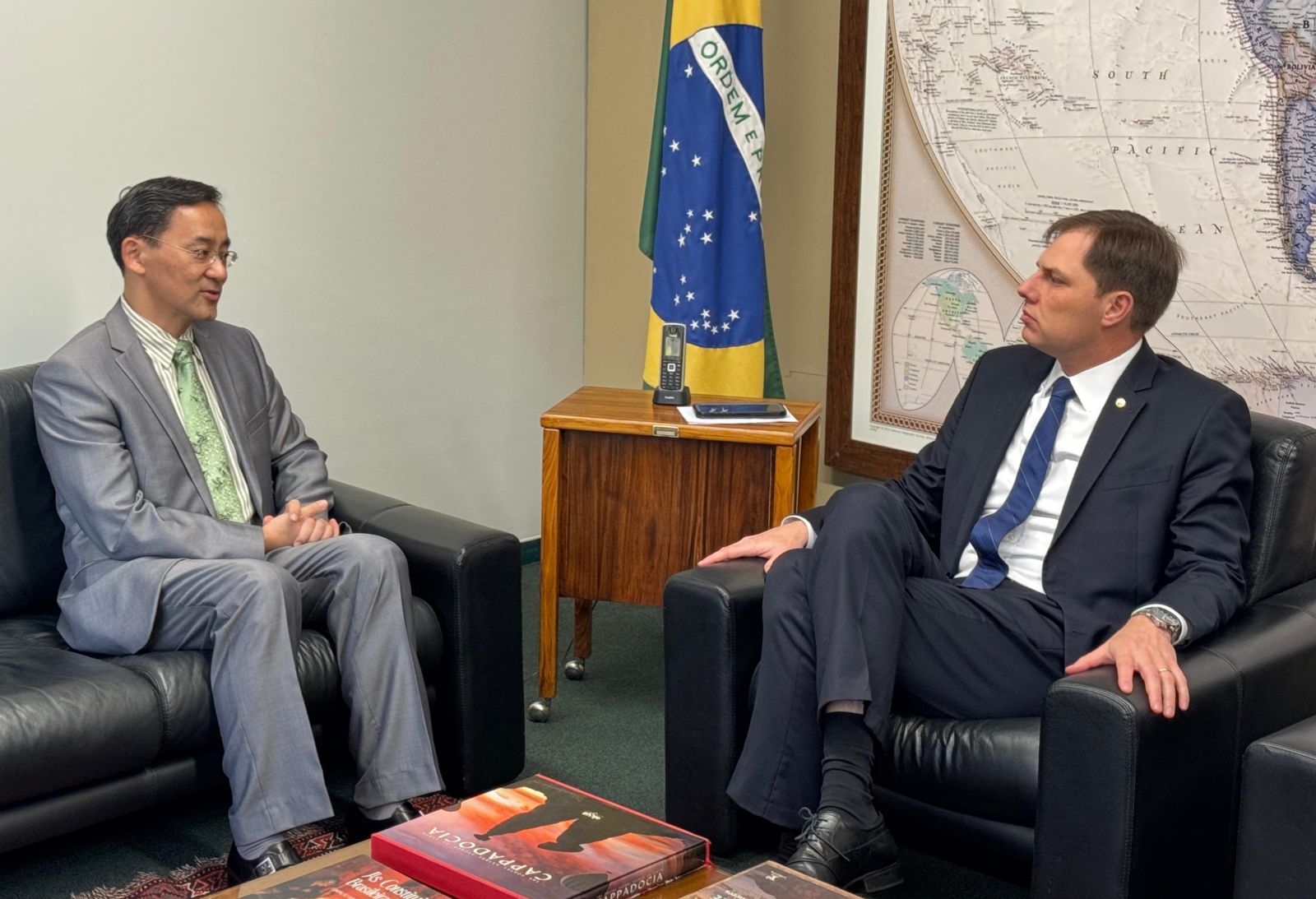 China quer fortalecer relações com o Brasil e avalia a melhor forma de ajudar o Rio Grande do Sul