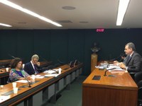 Contratação de médicos estrangeiros é tema de debate na Câmara