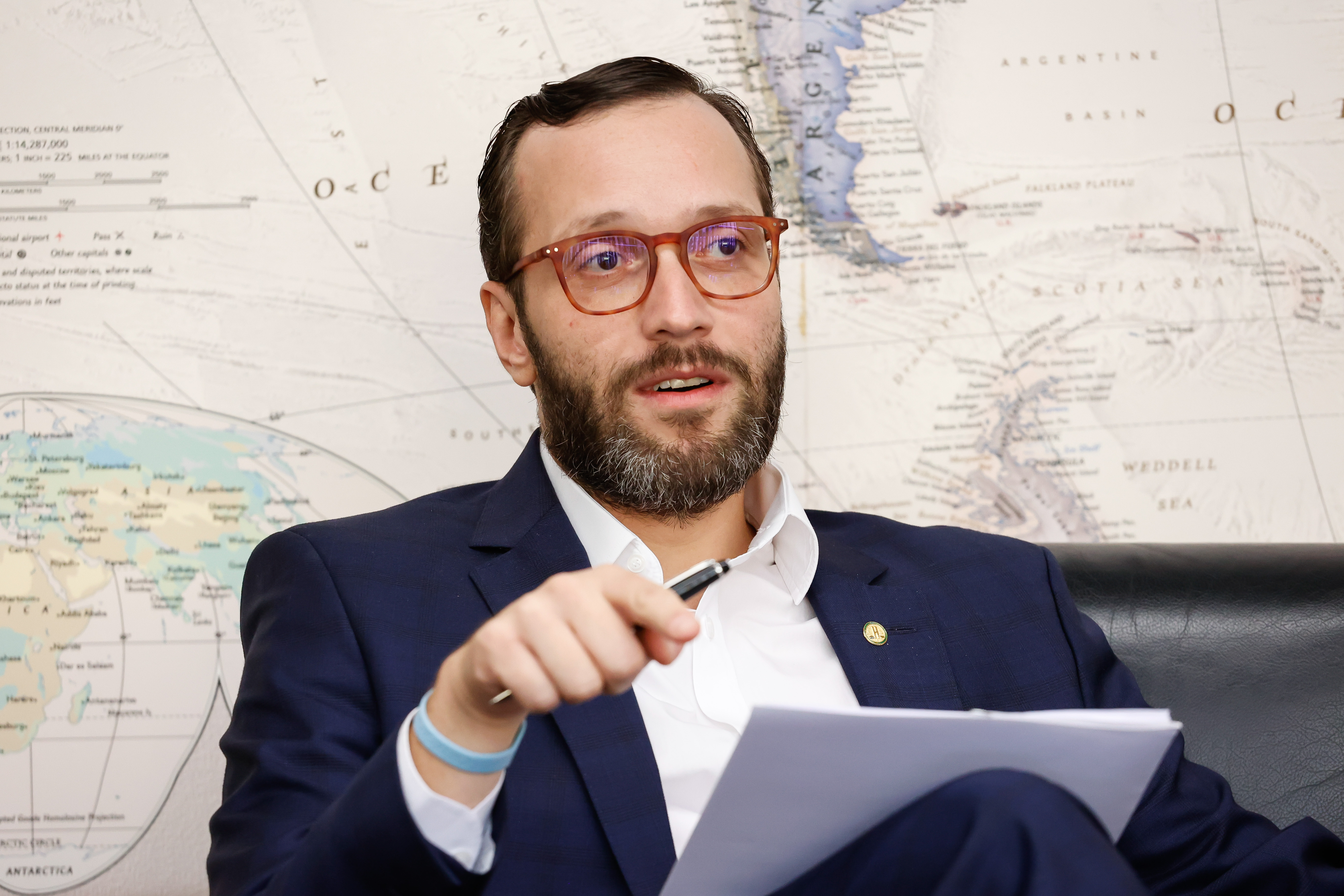 CREDN cobra detalhamento de contratos com organização internacional