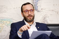 CREDN cobra detalhamento de contratos com organização internacional