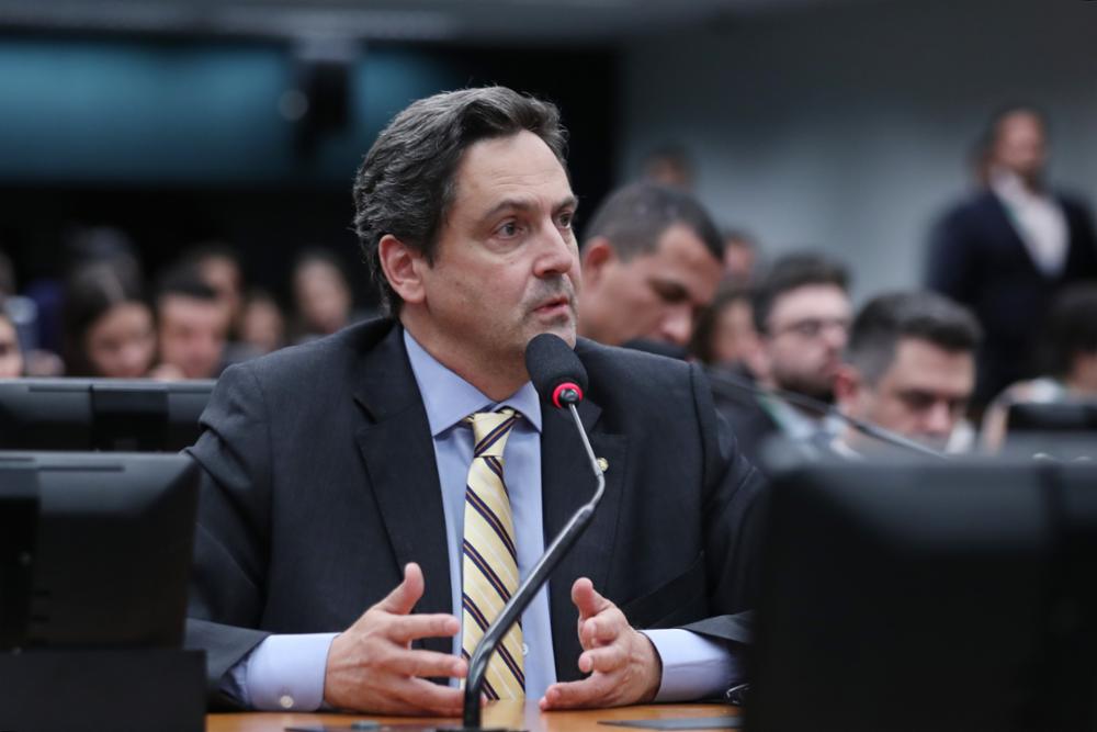 Deputado quer esclarecimentos do ministro sobre o Brasil não se armar 