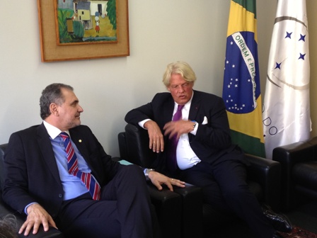 Embaixador da França anuncia fábrica de helicópteros no Brasil