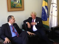 Embaixador da França anuncia fábrica de helicópteros no Brasil