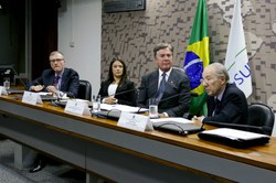 Embaixador defende volta da competitividade e reindustrialização do Brasil 