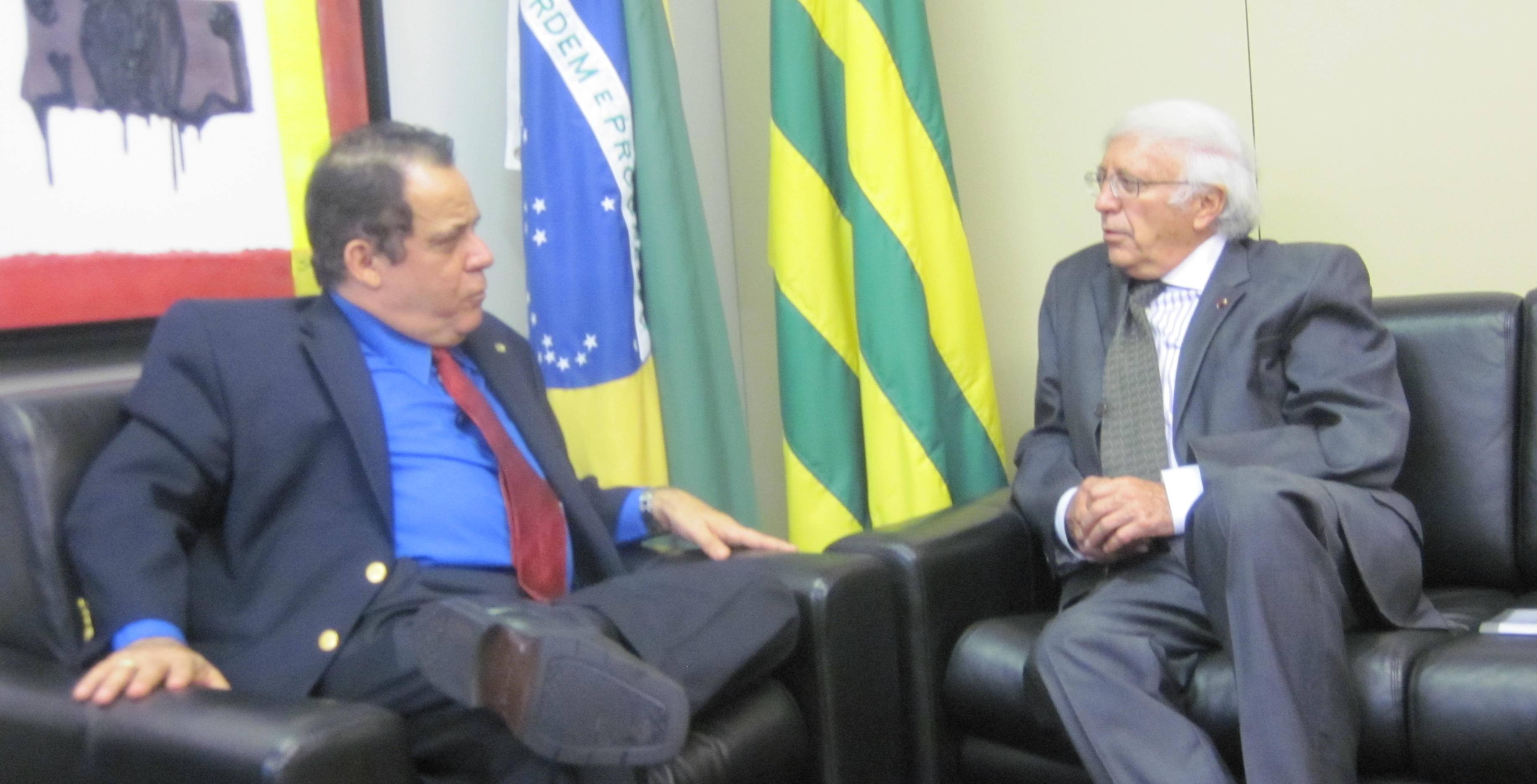 Embaixador do Equador faz visita de cortesia ao deputado Carlos Leréia