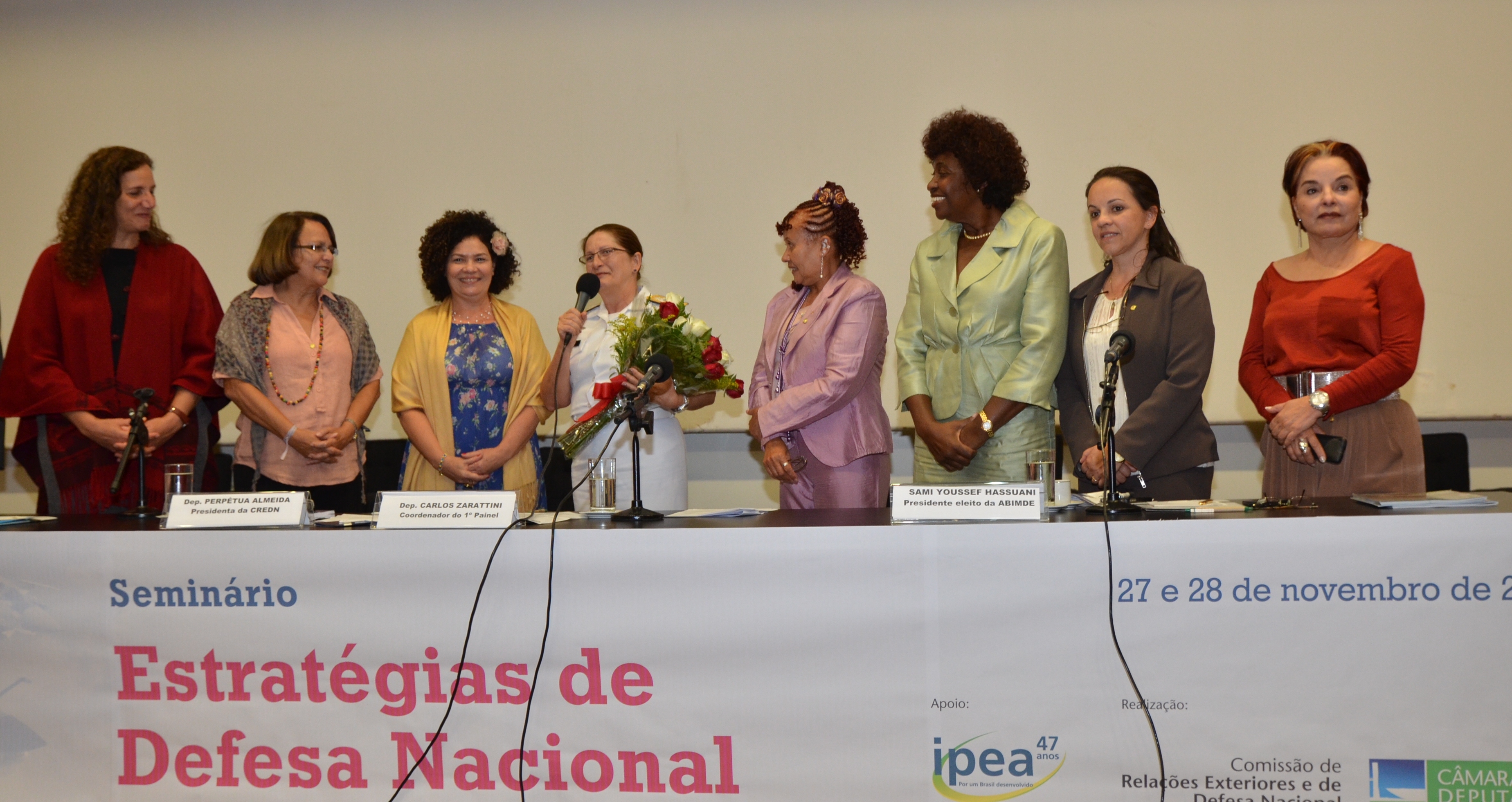 Deputadas homenageiam a primeira mulher da história a ser promovida ao posto de Contra-Almirante da Marinha do Brasil 