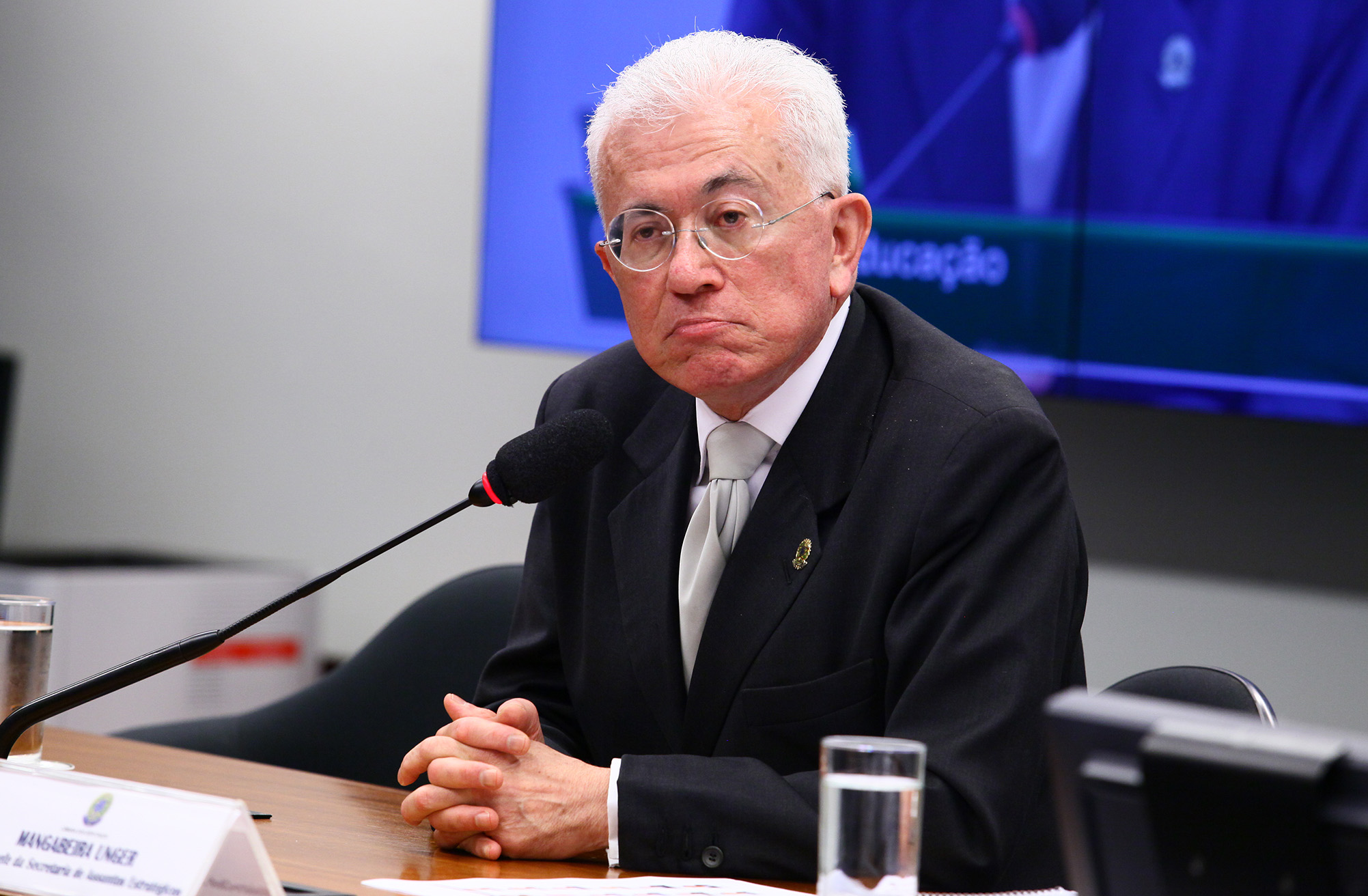 Jô Moraes e Mangabeira Unger conversam sobre inteligência e defesa