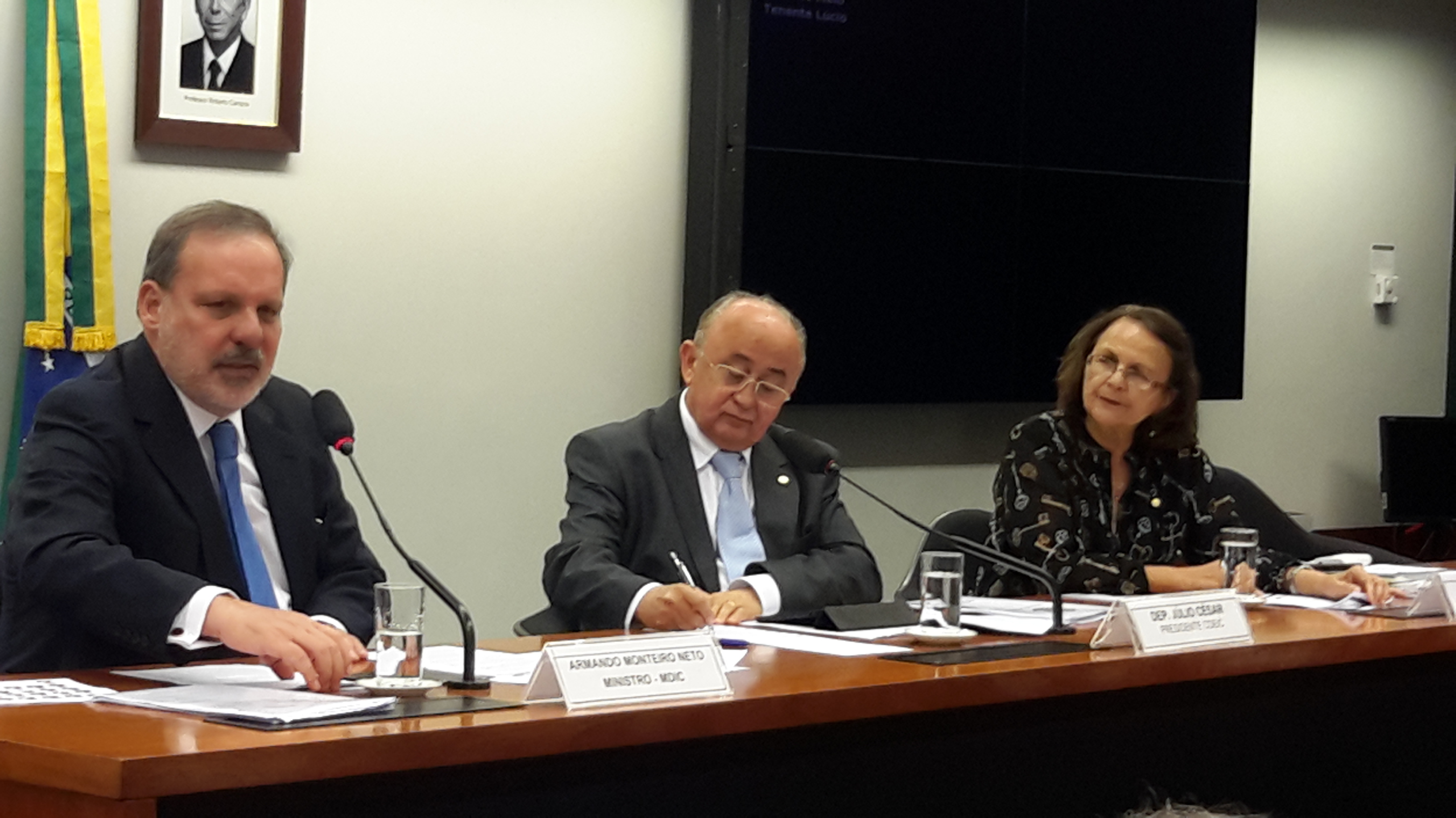 Ministro da Indústria e Comércio explica Plano Nacional de Exportações