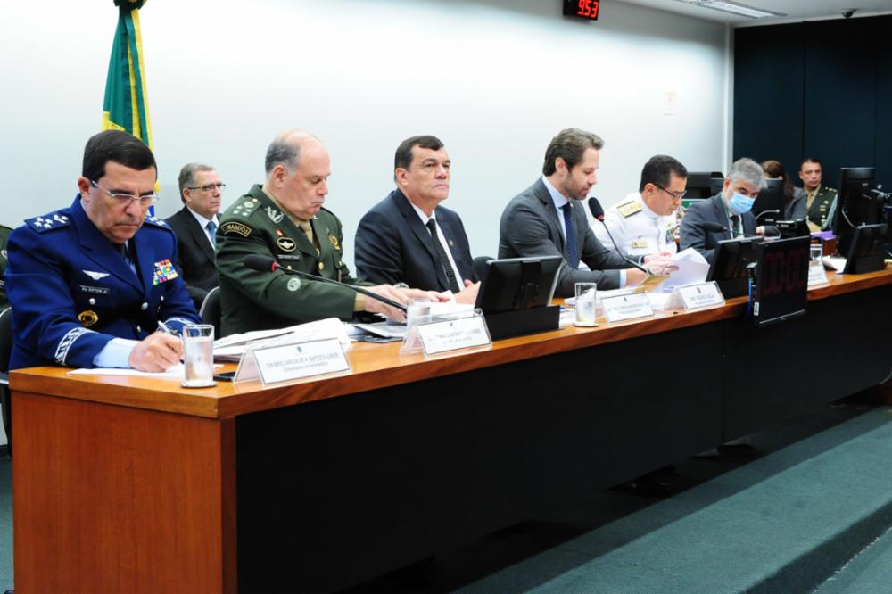Ministro e comandantes militares defendem mais recursos para as Forças Armadas