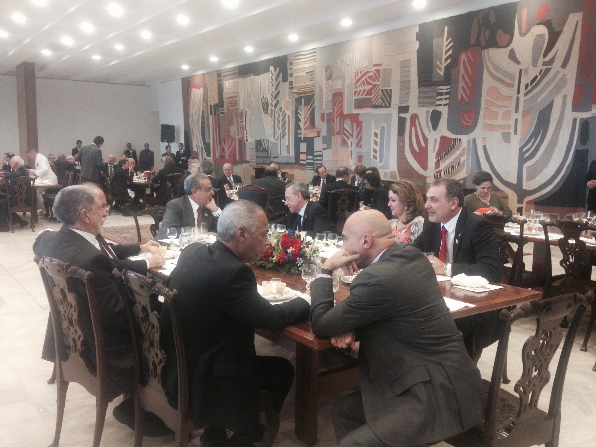 Pellegrino discute projetos para a Defesa em almoço oferecido ao presidente da França