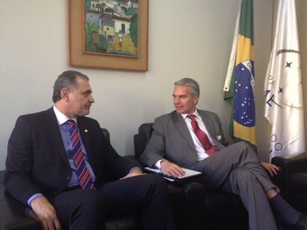 Pellegrino discute transferência de tecnologia com franceses