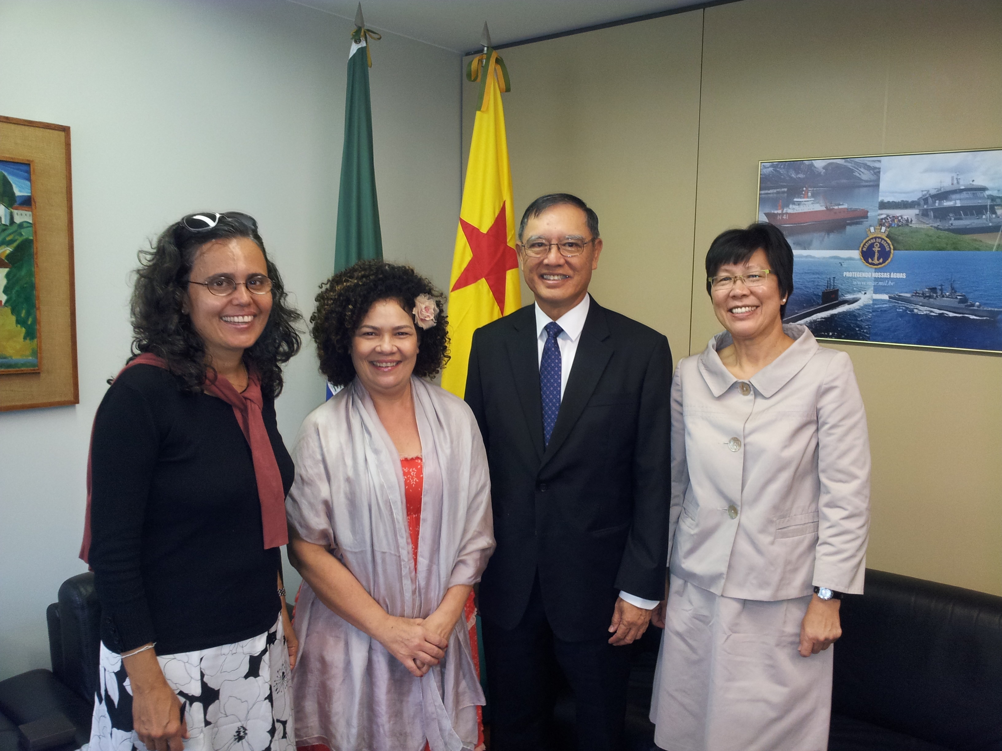 Perpétua Almeida recebe embaixador de Cingapura