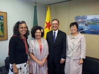 Perpétua Almeida recebe embaixador de Cingapura