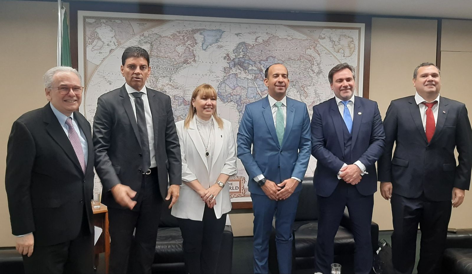 Presidente do PARLASUL discute agenda de integração regional na CREDN 