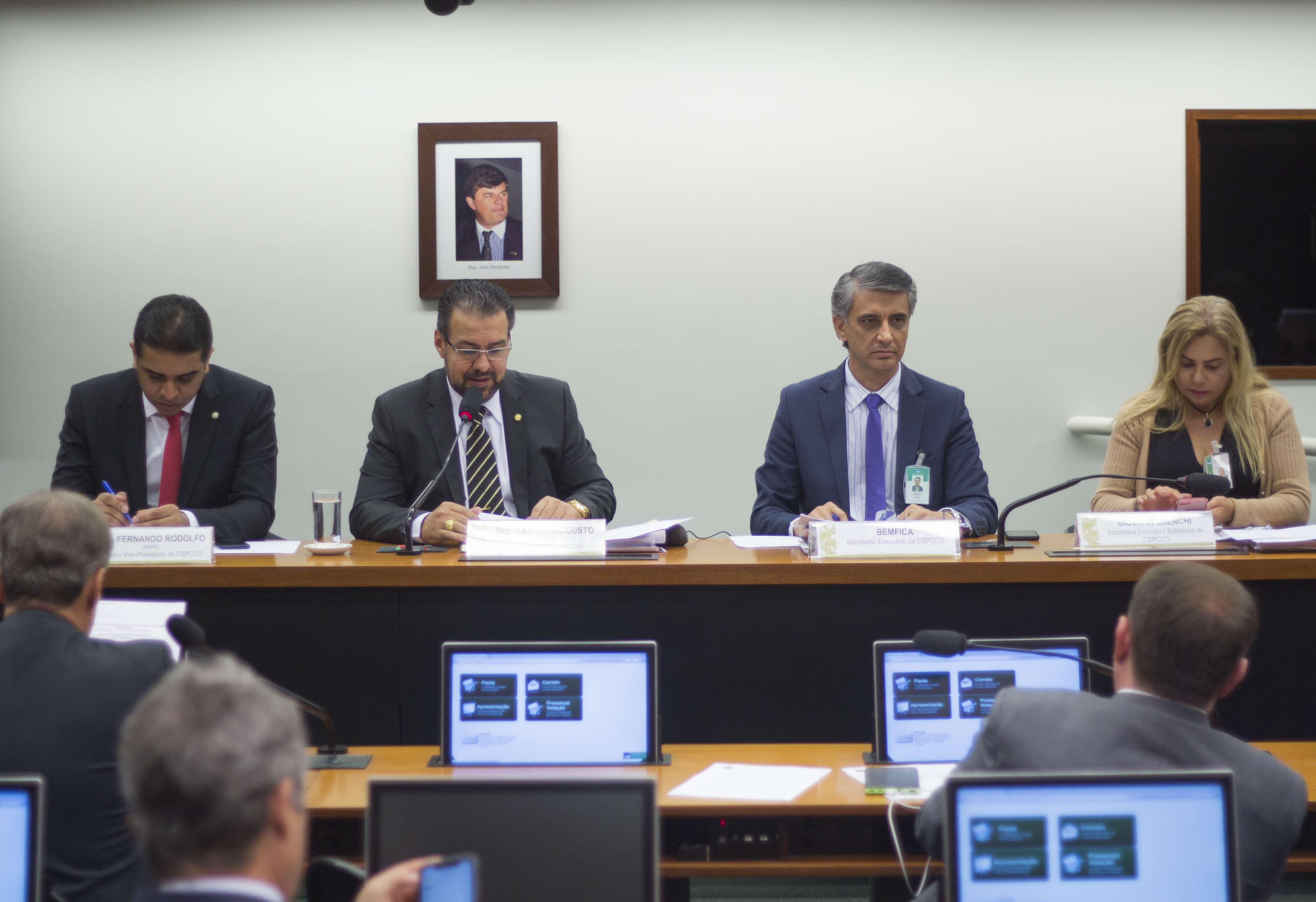 Comissão aprova convite à ex-deputada Manuela d’Ávila para falar sobre suposto envolvimento com hackers