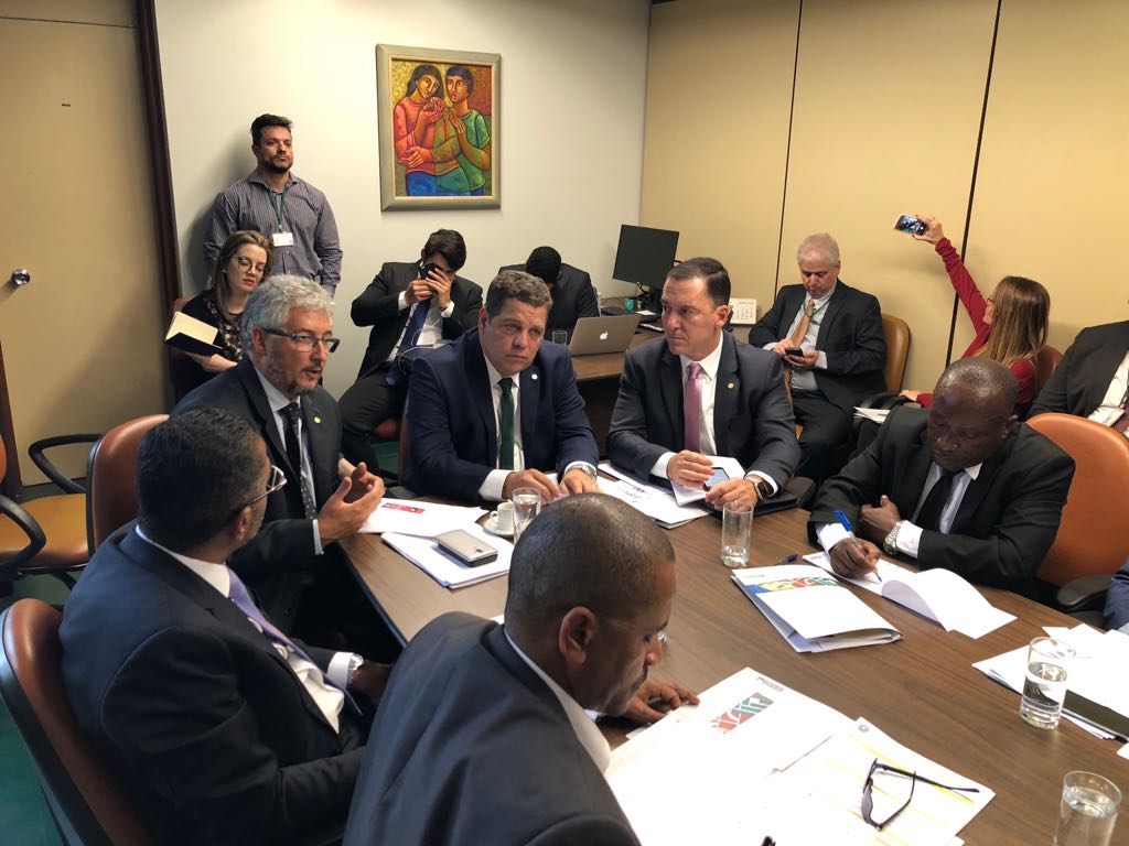 Comissão de Segurança Pública recepciona comitiva de deputados Moçambicanos para debate sobre segurança