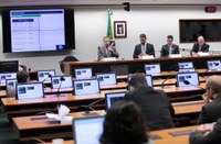 Debatedores discordam sobre quem deve pagar instalação de bloqueador de celular em presídio