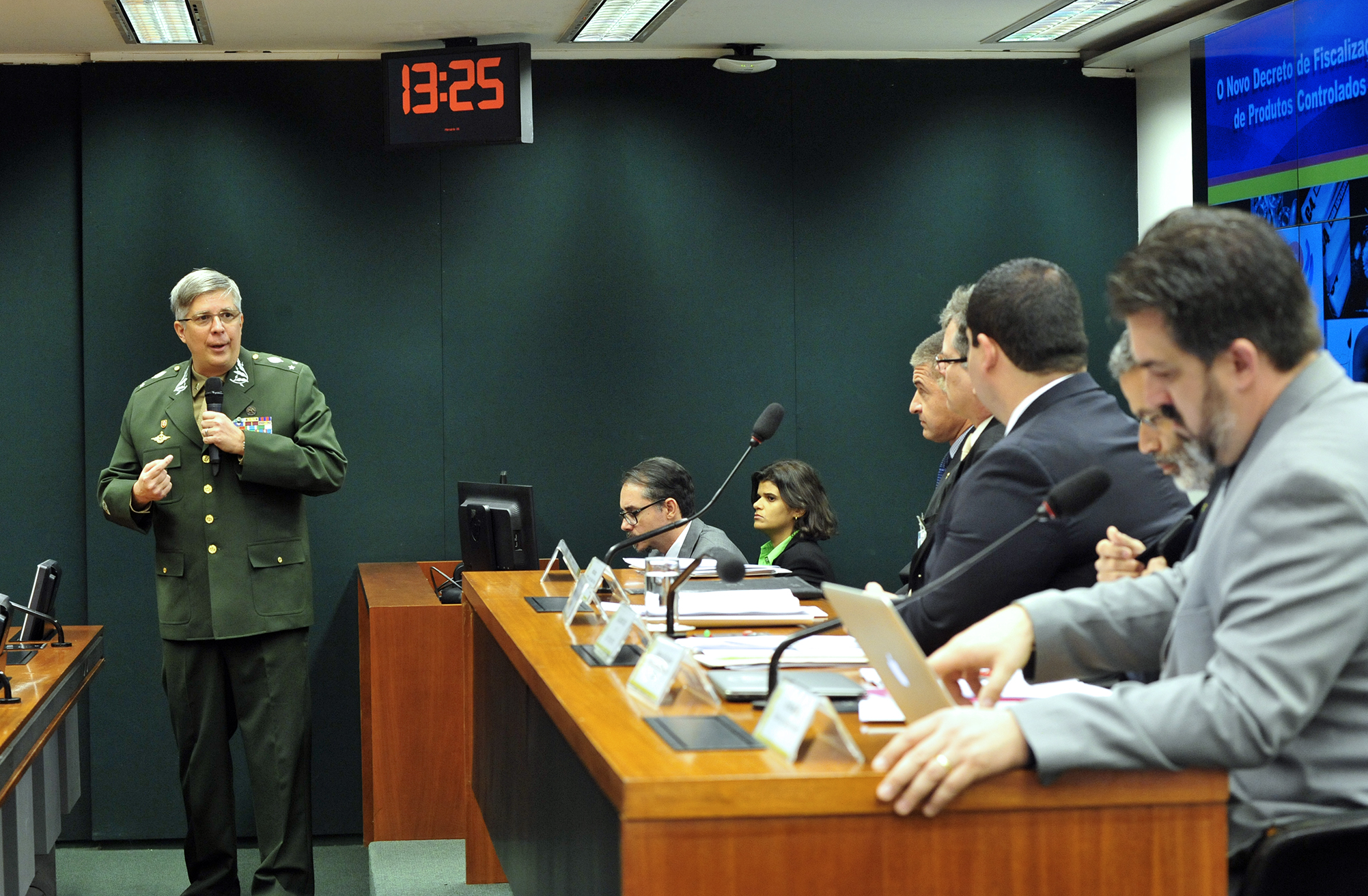 Debatedores pedem que Exército atualize regras para controle de armas de fogo