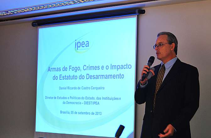 Quanto mais armas, mais homicídios, afirma diretor do Ipea