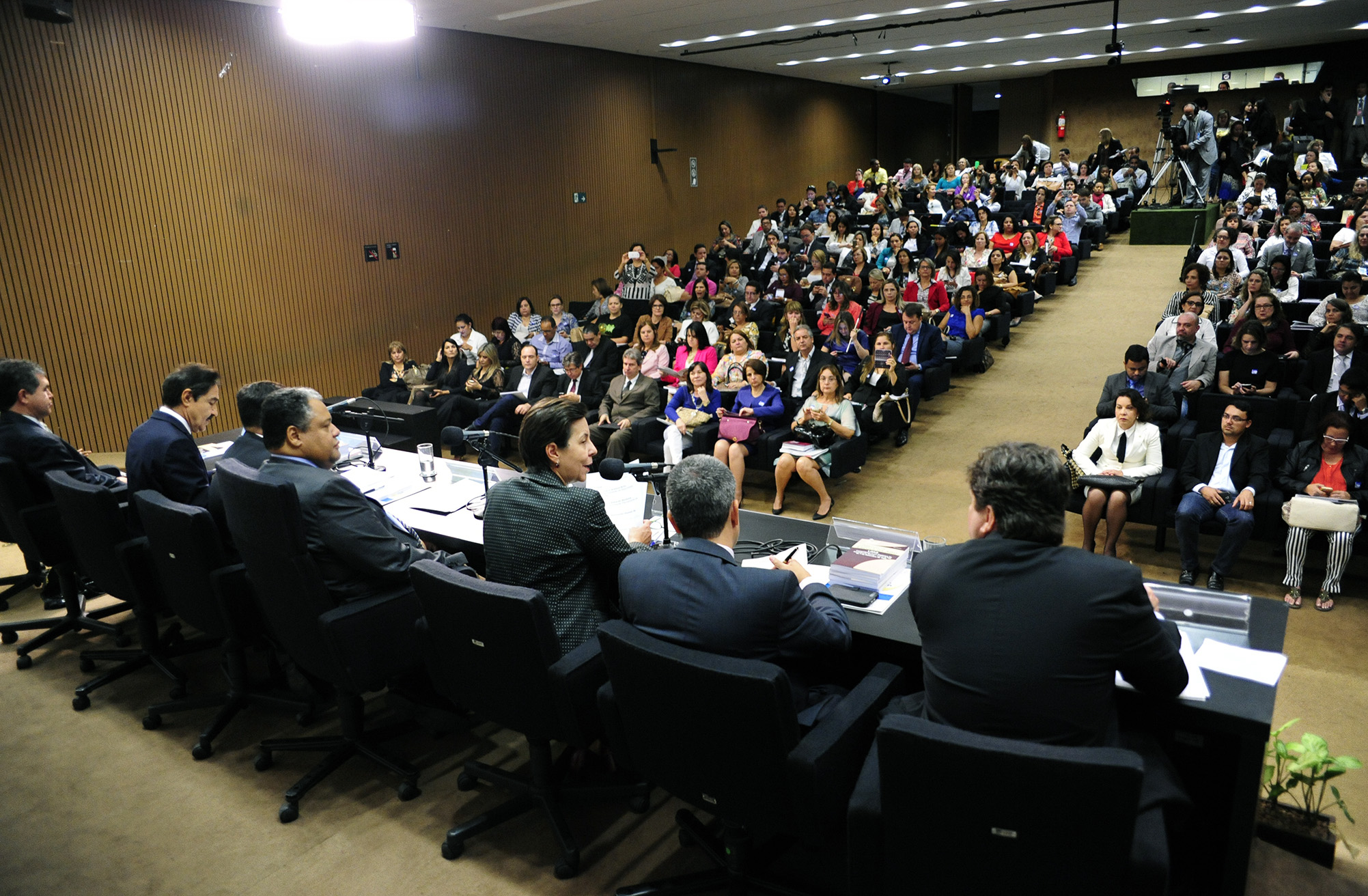 Debatedores defendem previsão orçamentária para assistência social