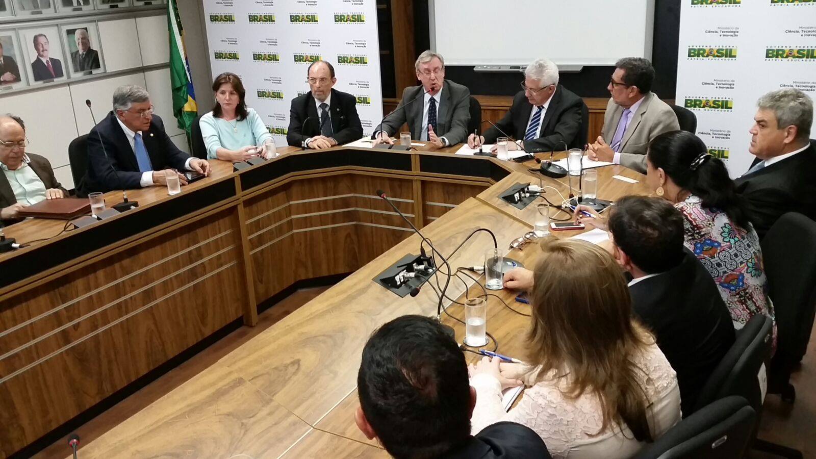 Ministro se reúne com GT da fosfoetanolamina e parlamentares aprovam etapas 