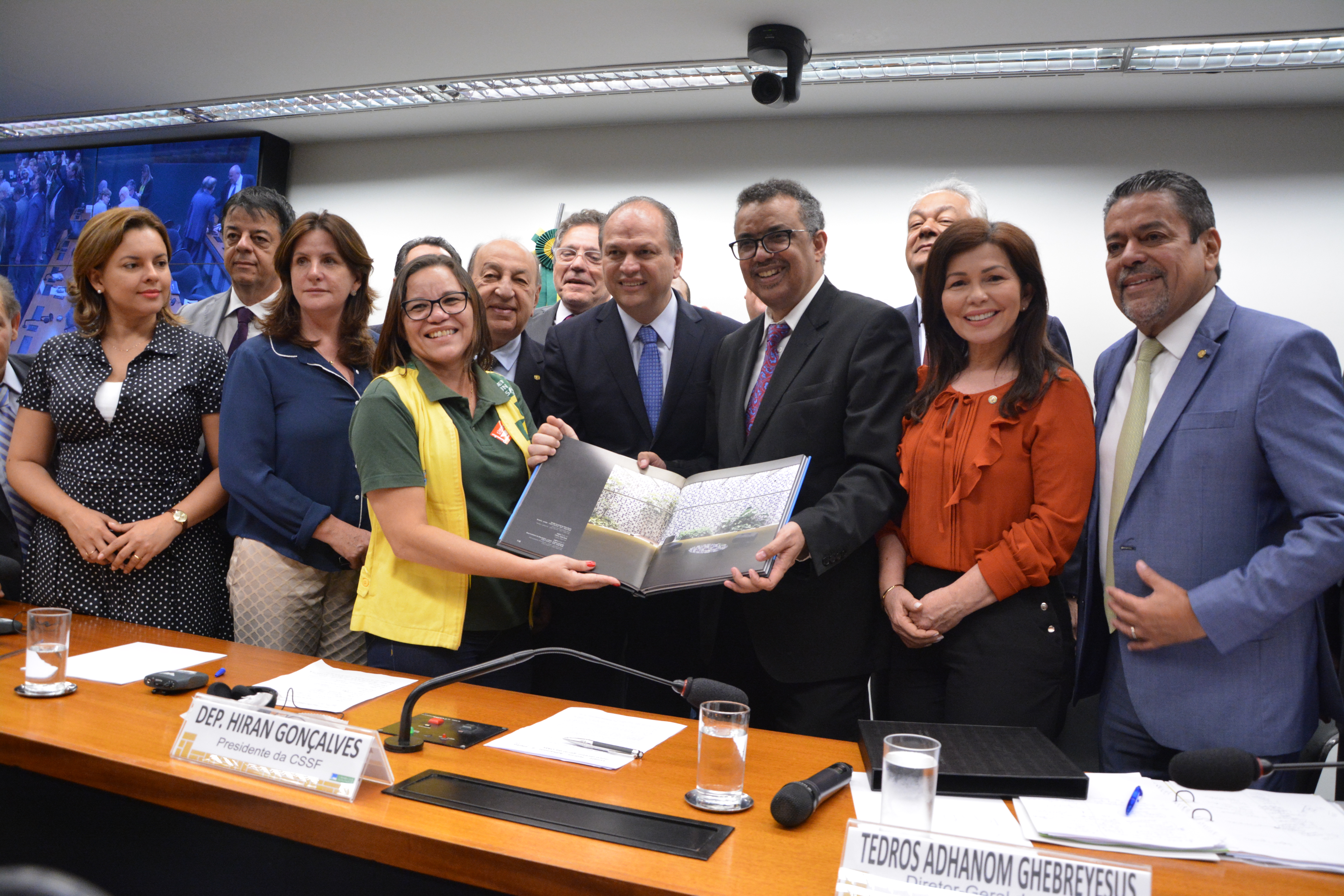 O Presidente da Comissão de Seguridade Social e Família recebe em visita o Diretor-Geral da OMS e o Ministro da Saúde.