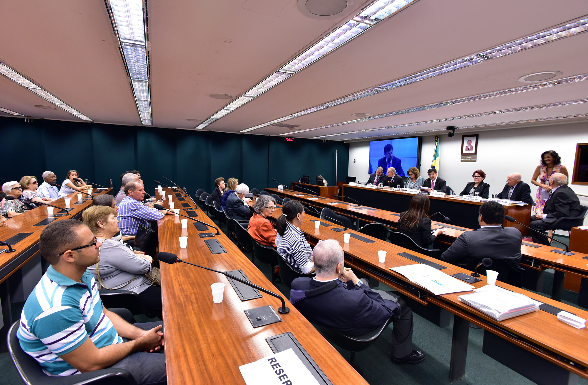 Parkinson: participantes e convidados exigem políticas de assistência à doença pelo SUS