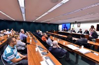 Parkinson: participantes e convidados exigem políticas de assistência à doença pelo SUS