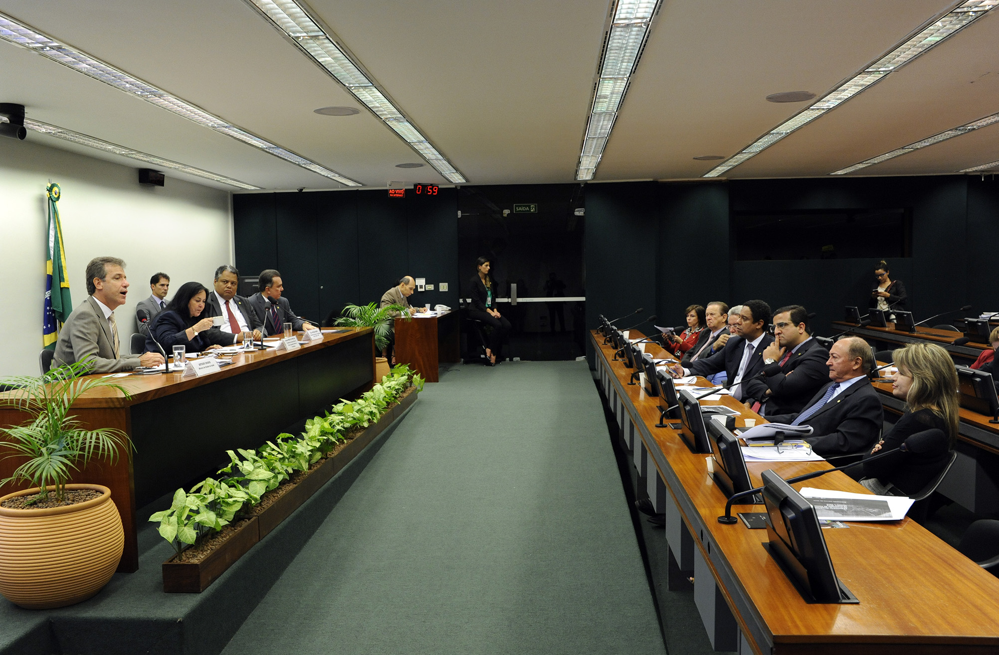 Parlamentares questionam ministro Chioro em resultado do 1º quadrimestre