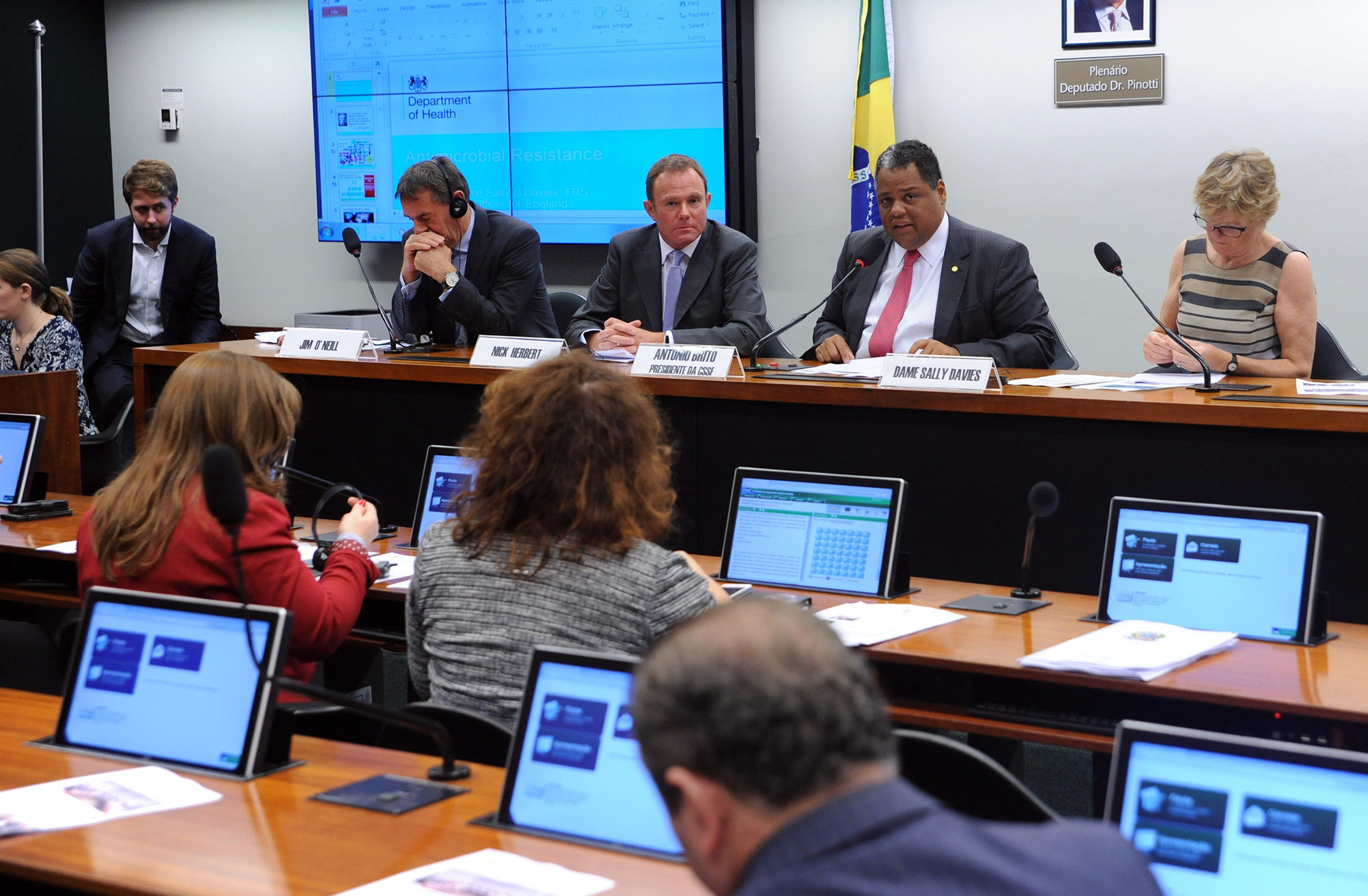 Personalidades britânicas falam sobre medidas para combater a tuberculose no mundo