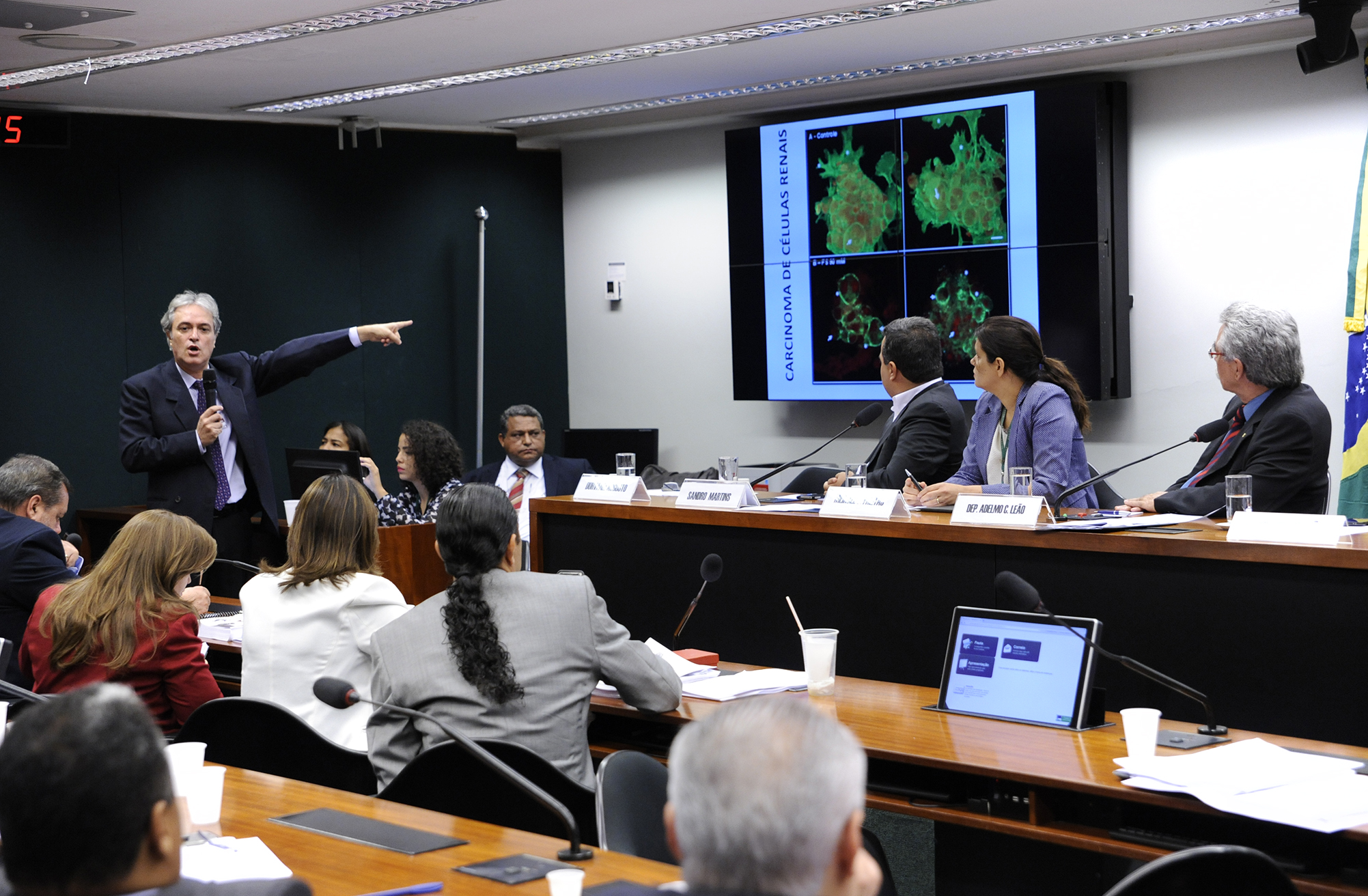 Pesquisadores reclamam de burocracia na análise da fosfoetanolamina; Anvisa se defende