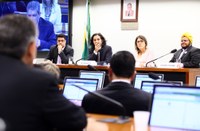 PL que considera transexualidade motivo para anular casamento é criticado por convidados