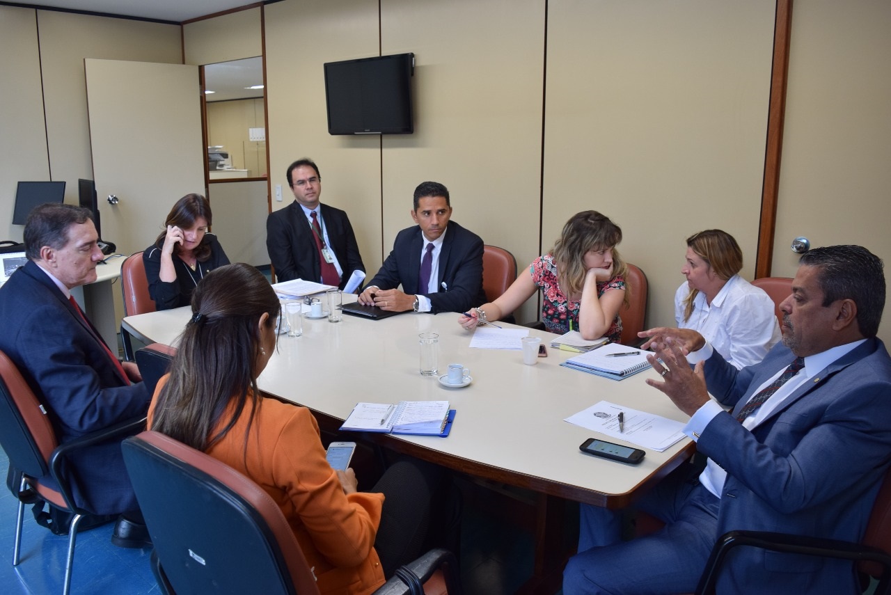 Presidente da CSSF recebe em seu gabinete a Relatora do PL 9001 de 2017 e o Presidente da Anvisa